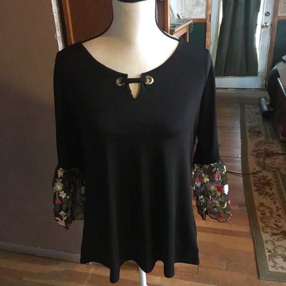 Tops - Flower sleeved top